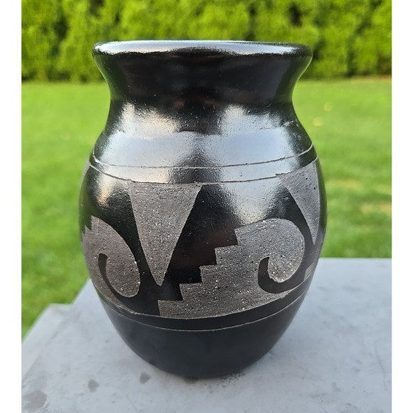 Rigoberto Mateos Pottery Blackware Polished Vase Jar 5.75" Carved Design Signed - Picture 5 of 12